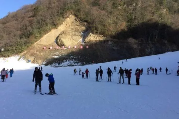 神龍架天燕滑雪場怎么樣 和神龍架國際滑雪場比哪個(gè)好