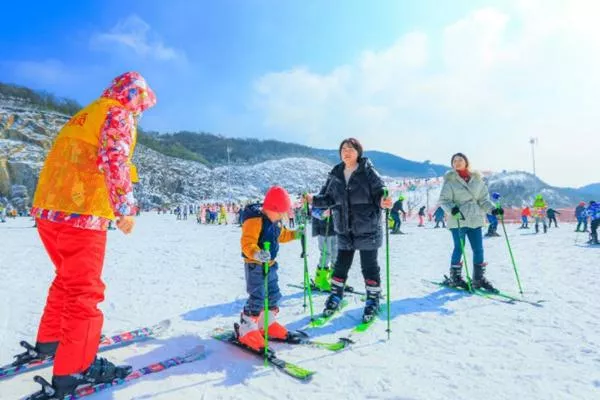 安吉云上草原滑雪場怎么樣 是人工雪嗎