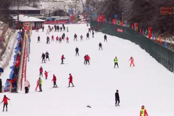 神龍架天燕滑雪場怎么樣 和神龍架國際滑雪場比哪個(gè)好