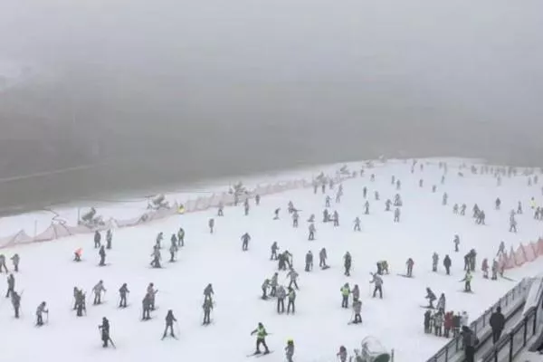 安吉云上草原滑雪場怎么樣 是人工雪嗎