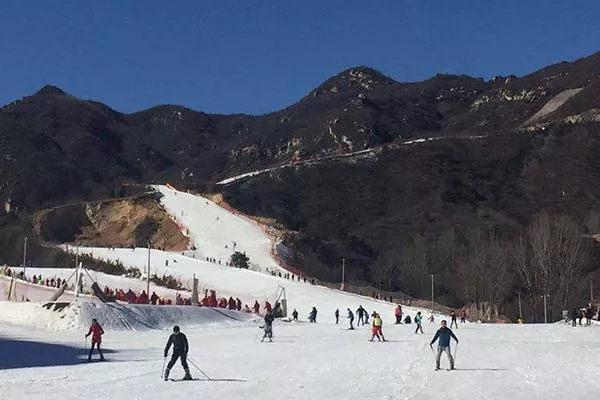 北京滑雪場哪個適合初學者 滑雪場營業(yè)時間及交通